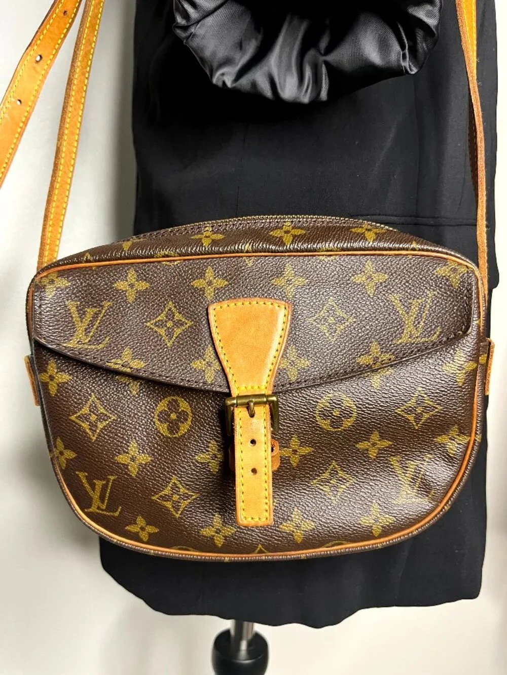 Authentic Louis Vuitton Cross Body Bag Shoulder HandBag Signature logo